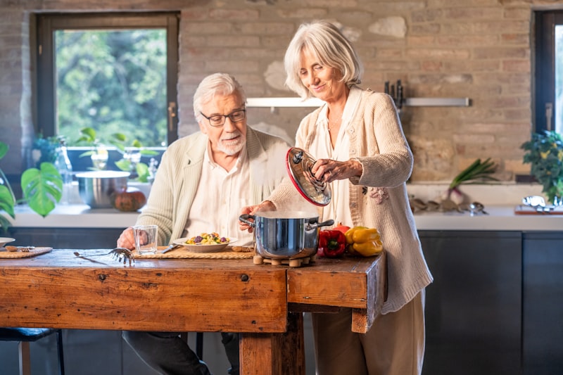 Coppia di anziani che cucina insieme in cucina