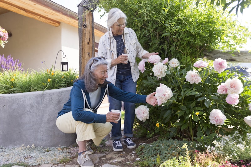 Anziane durante attività nel giardino della residenza